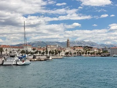 Best Food Near Split Fish Market: Local Seafood & Delicacies