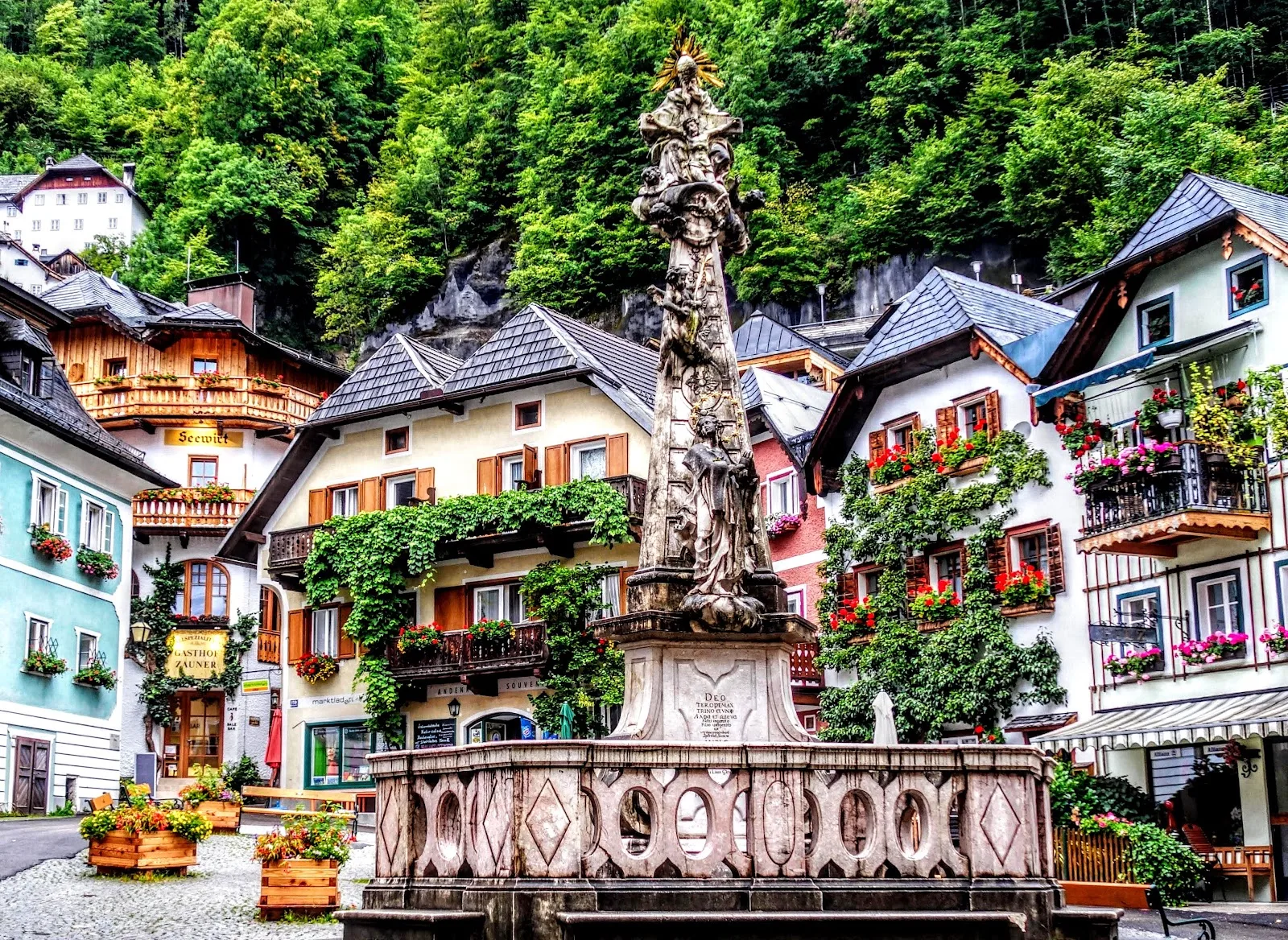 Capturing the Fairytale: A Photographer's Guide to Hallstatt, Austria