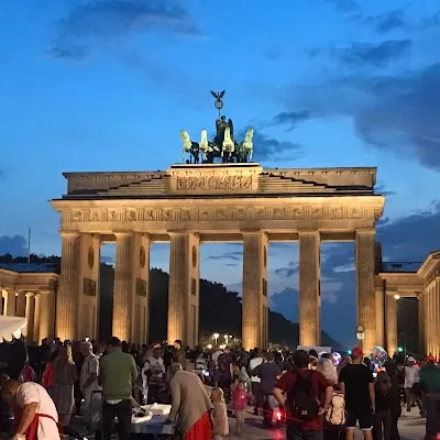 Beyond the Arch: Exploring the Vibrant Neighborhood Around Berlin's Brandenburg Gate